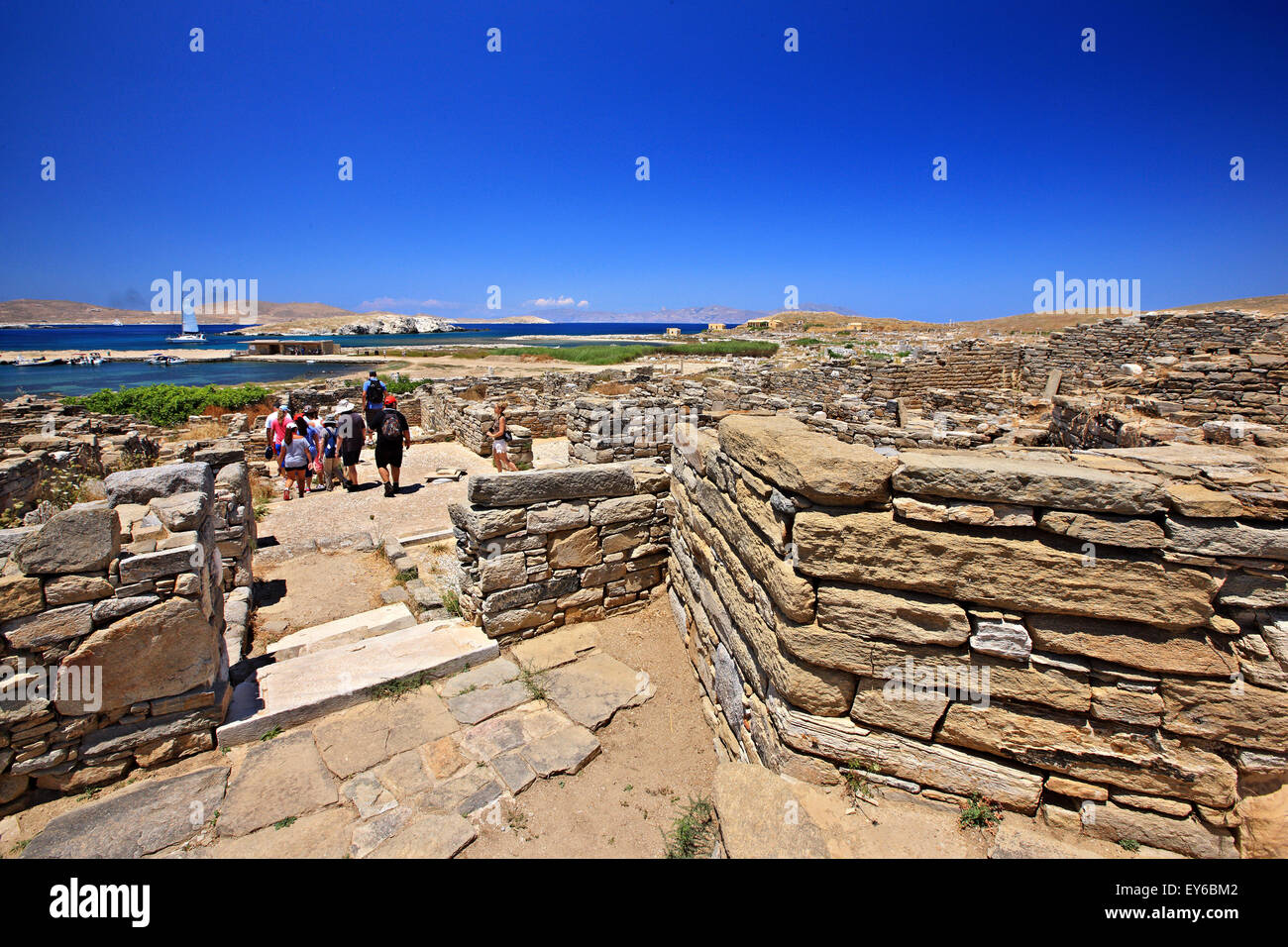 In der archäologischen Stätte der "Heilige" Insel Delos. Im Hintergrund die Rineia Insel. Kykladen, Griechenland. Stockfoto