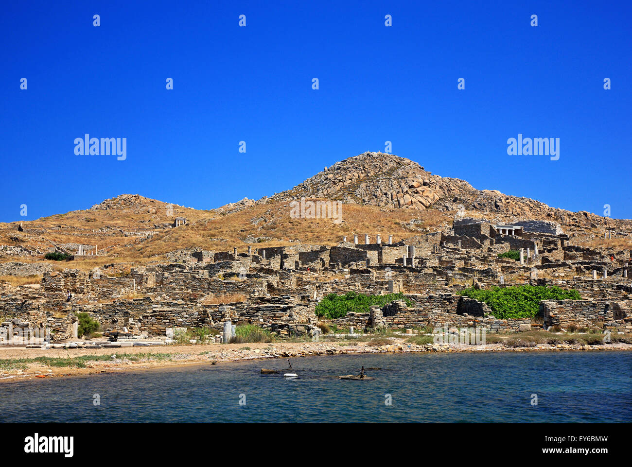 Teil der archäologischen Stätte von der "Heilige" Insel Delos. Im Hintergrund die Rineia Insel. Kykladen, Griechenland. Stockfoto