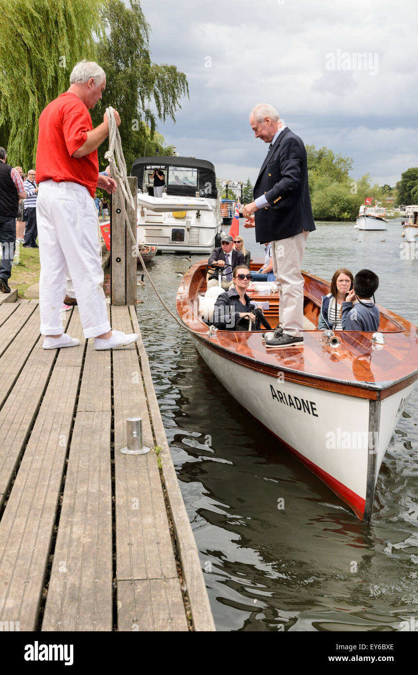 Henley-on-Thames, RG1BE in Oxfordshire, UK 22. Juni 2015. Swan Upping Besatzungen anlegen ihre Boote in Henley. Swan Upping ist die jährliche Volkszählung Schwan auf der Themse zwischen Middlesex und Oxfordshire. Bildnachweis: Michael Winter/Alamy Live-Nachrichten Stockfoto