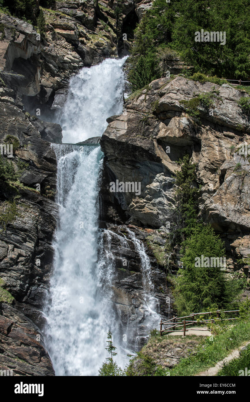 Wasserfall bei Lillaz, in der Nähe von Cogne im Aosta-Tal, Gran Paradiso Nationalpark in den italienischen Alpen, Italien Stockfoto