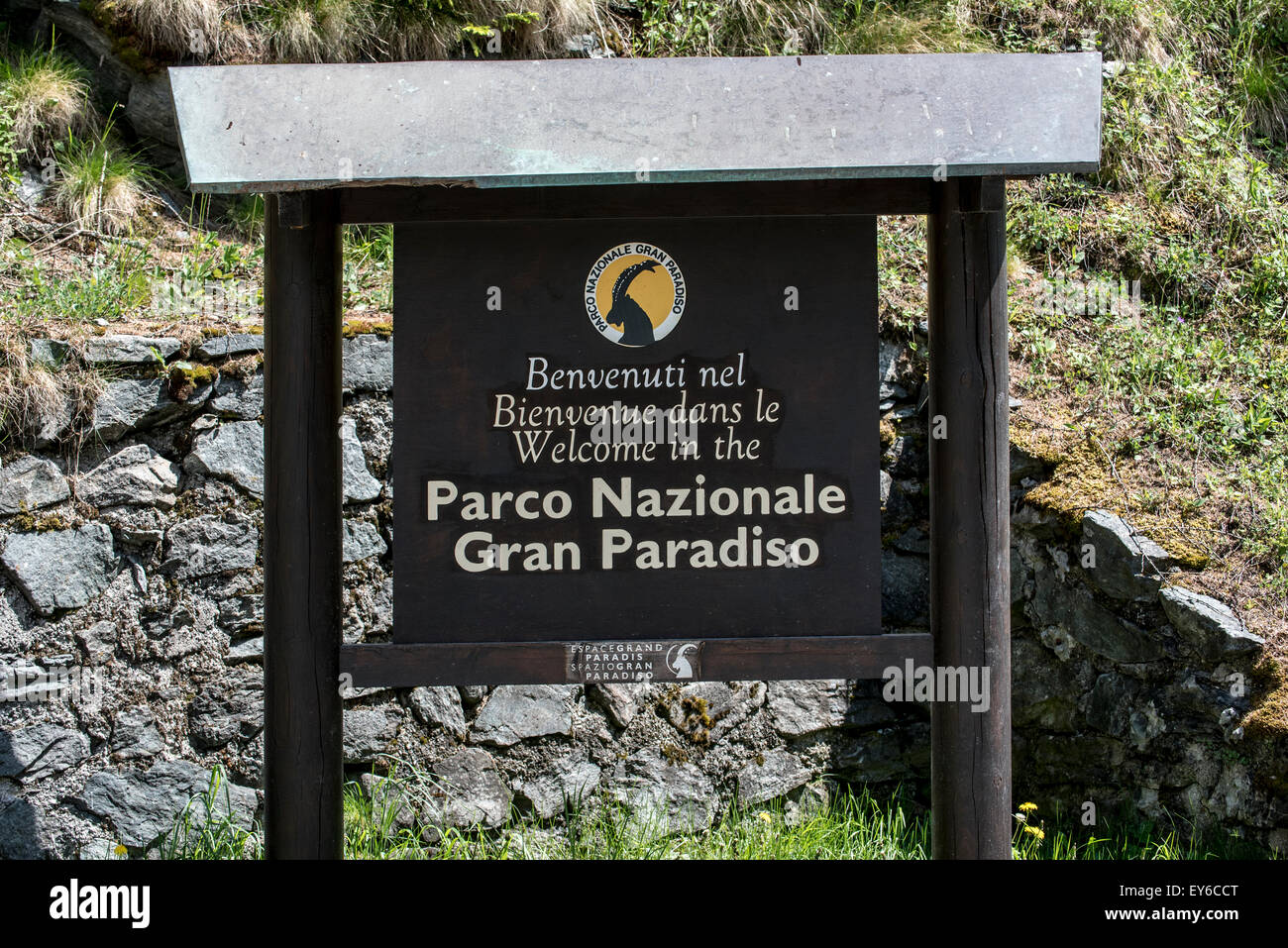 Wooden begrüßen Board mit Logo des Nationalparks Gran Paradiso in den Graian Alpen, Italien Stockfoto