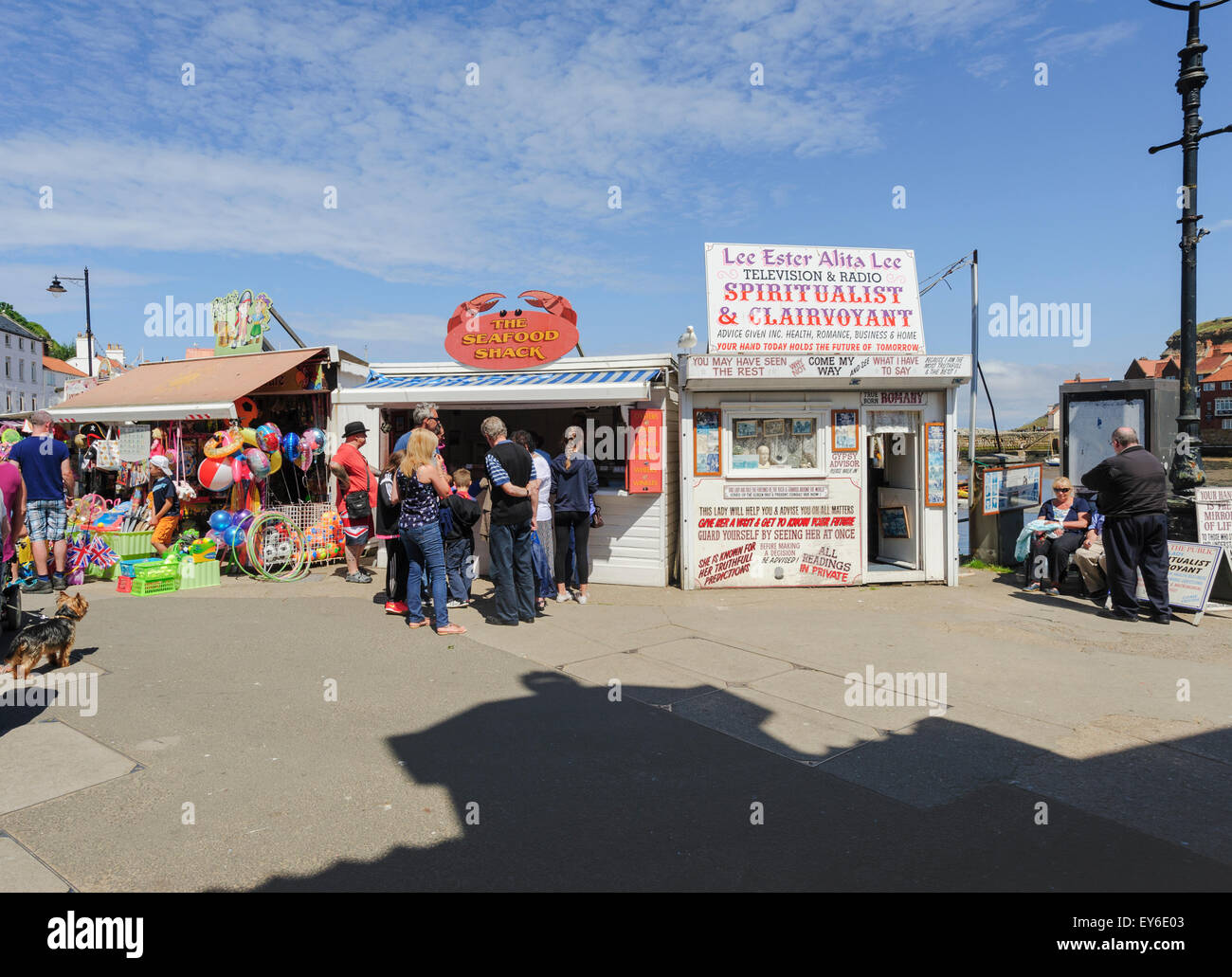Stände auf Pier Road Whitby Stockfoto