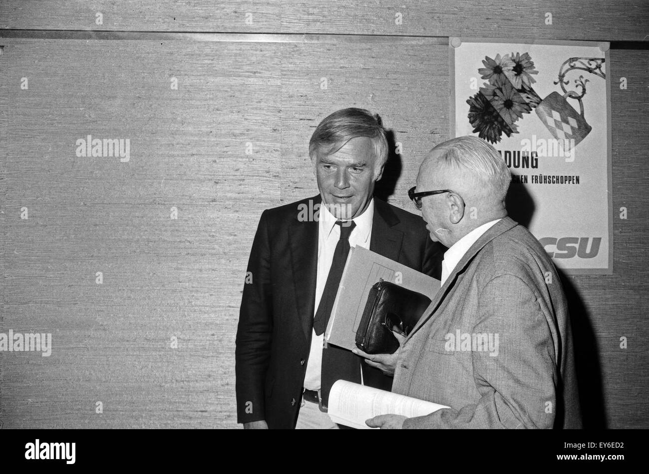 Der Regisseur Axel von Ambesser Und Schauspieler Joachim Fuchsberger Bei Einer Pressekonferenz der CSU, 1970er Jahre Deutschland. Regisseur Axel von Ambesser und Schauspieler Joachim Fuchsberger auf einer Pressekonferenz der CSU, Deutschland der 1970er Jahre. 24x36Neg654 Stockfoto