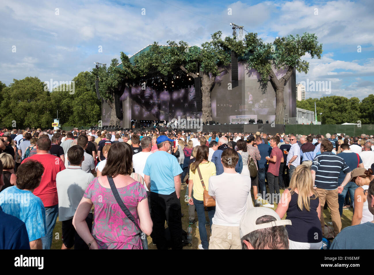 Musik Festival UK: Zuschauer die große Eiche auf der Bühne der Britische Sommerzeit Rock Konzert, Hyde Park, London, Großbritannien Stockfoto