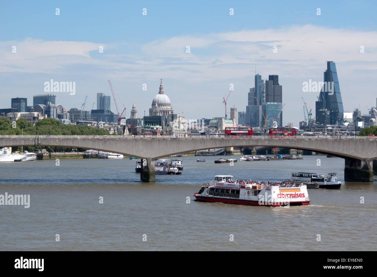 London Skyline Blick auf die Stadt mit der Themse und St Pauls von Charing Cross Bridge, central London England UK Stockfoto