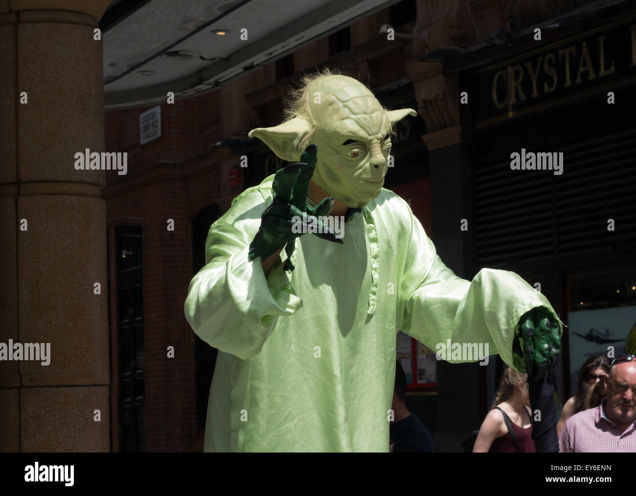 Eine Straße Entertainer gekleidet wie die Figur Yoda aus Star Wars, Leicester Square, London UK Stockfoto