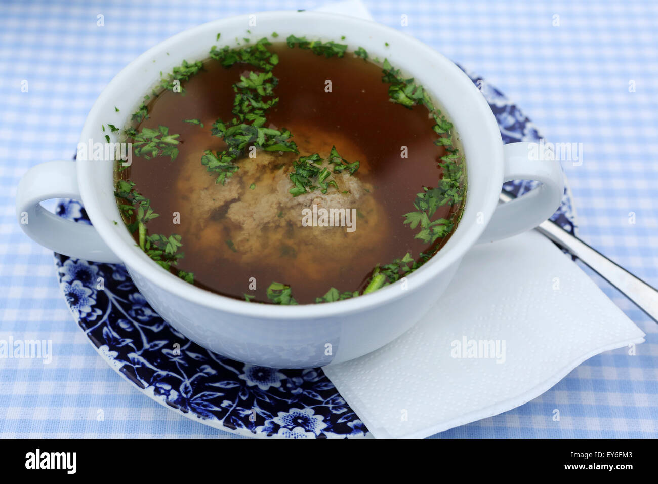 Leberknödel (Leberknoedel) Suppe serviert in Bad Homburg, Deutschland. Die Suppe ist eine beliebte und traditionsreiche deutsche Gericht. Stockfoto