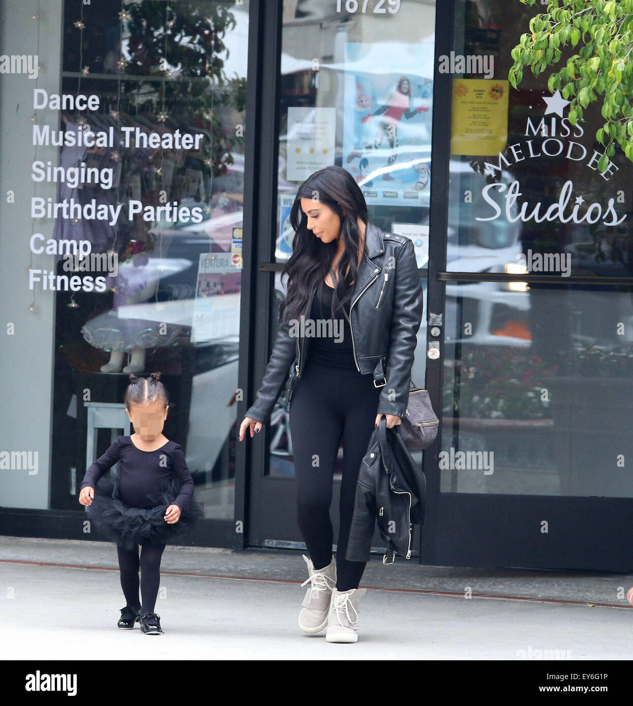 Kim Kardashian, sportliche ihres Mannes Adidas Yeezy Boost von Kanye West  Sneaker, nimmt Tochter Nori West, ein Ballett Klasse Featuring: Kim  Kardashian, Nori West wo: Reseda, Kalifornien, USA bei: 21. Mai 2015
