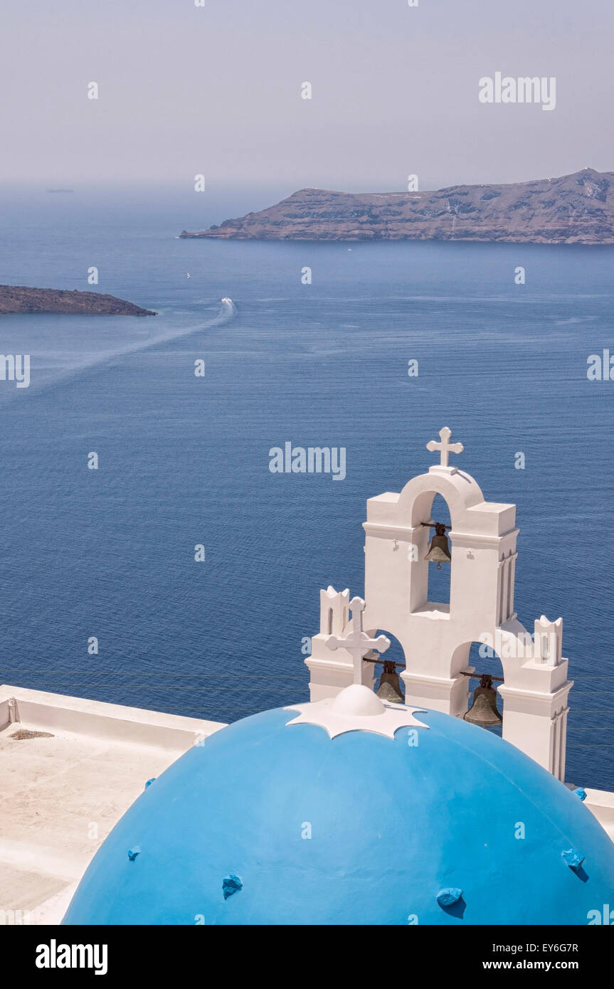 Eine der berühmtesten Kirchen auf Santorini befindet sich im Dorf von Firostefani. Stockfoto
