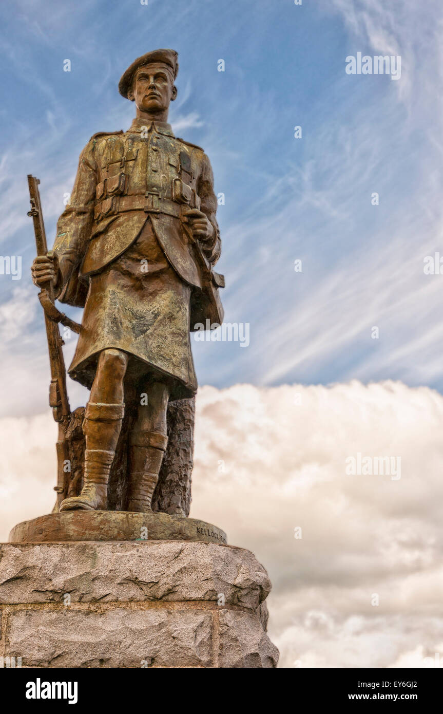 Ein Weltkrieg ein Denkmal befindet sich Againnst einen friedlichen Himmel Hintergrund in der schottischen Stadt Inveraray Stockfoto