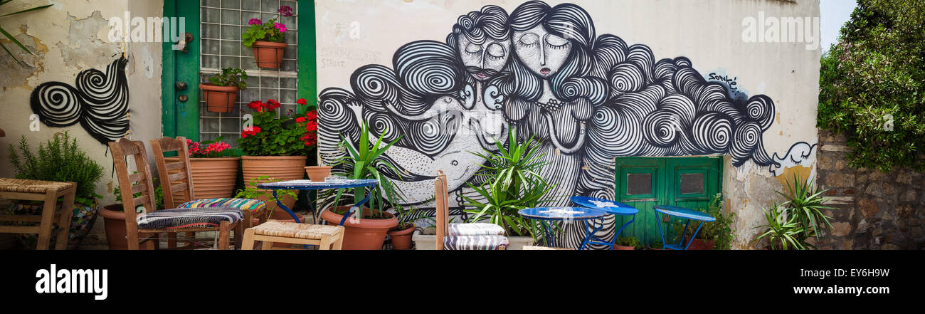Eine romantische Graffiti von einem berühmten griechischen Straße Künstler gemalt. Das Foto wurde in einem Café in Plaka, Athen, NearAcropolis platziert. Stockfoto