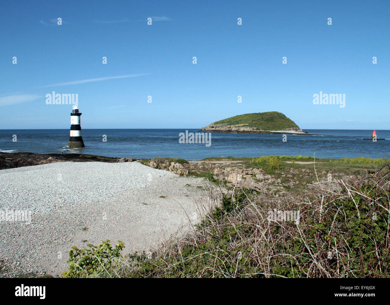 Trwyn Du Leuchtturm ist ein Leuchtturm zwischen Dinmor Punkt in der Nähe von Penmon und Ynys Seriol oder Puffin Island, Süd-Ost-Anglesey Stockfoto