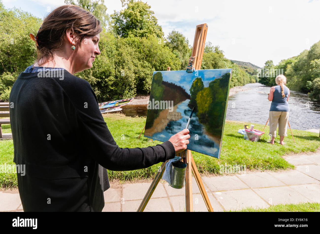 Eine Frau malt die Fluss-Szene auf der Tagung der Gewässer, Irland Stockfoto