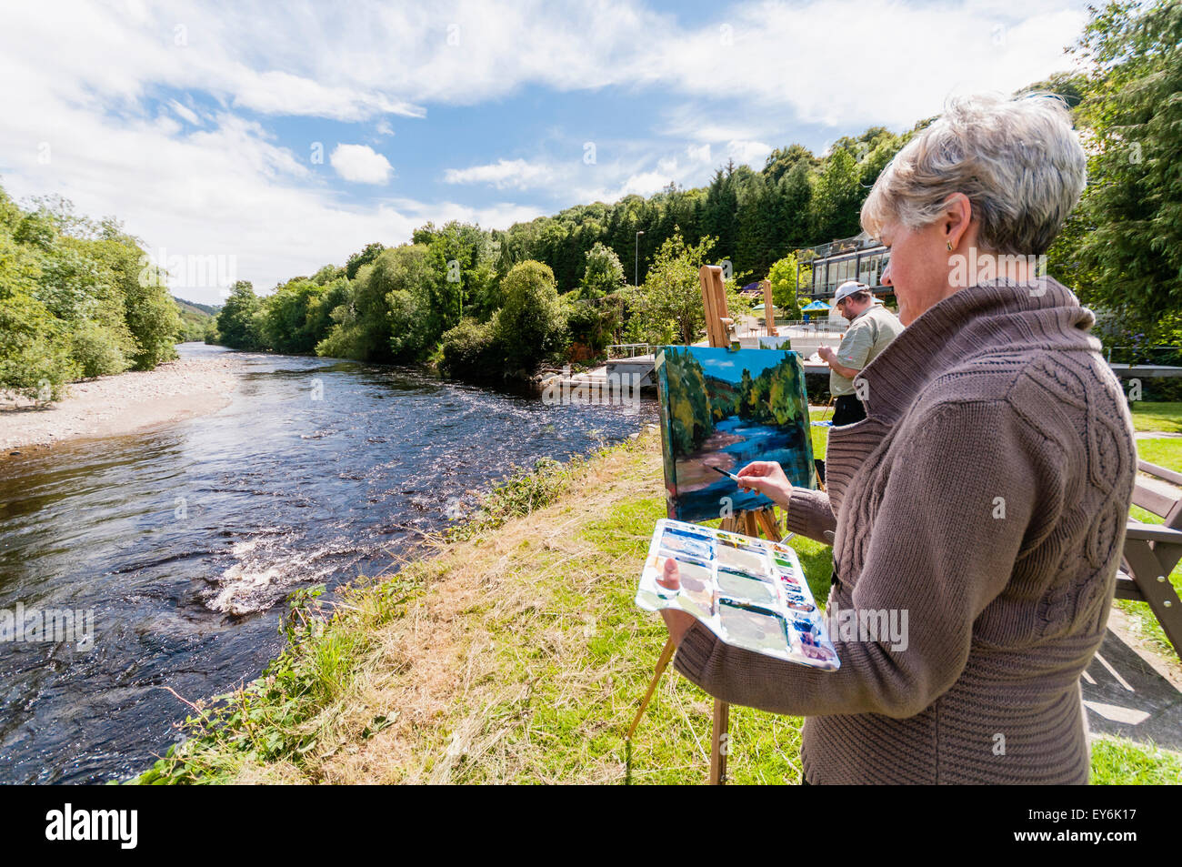 Eine Frau malt die Fluss-Szene auf der Tagung der Gewässer, Irland Stockfoto