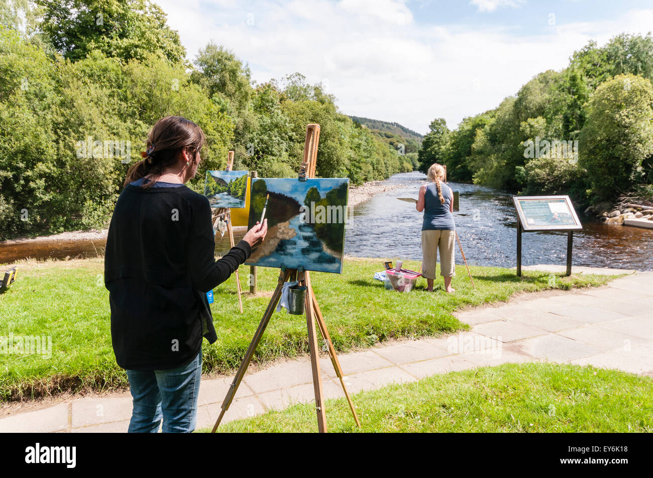 Eine Gruppe von Maler malen das Treffen der Gewässer, Wicklow, Irland Stockfoto