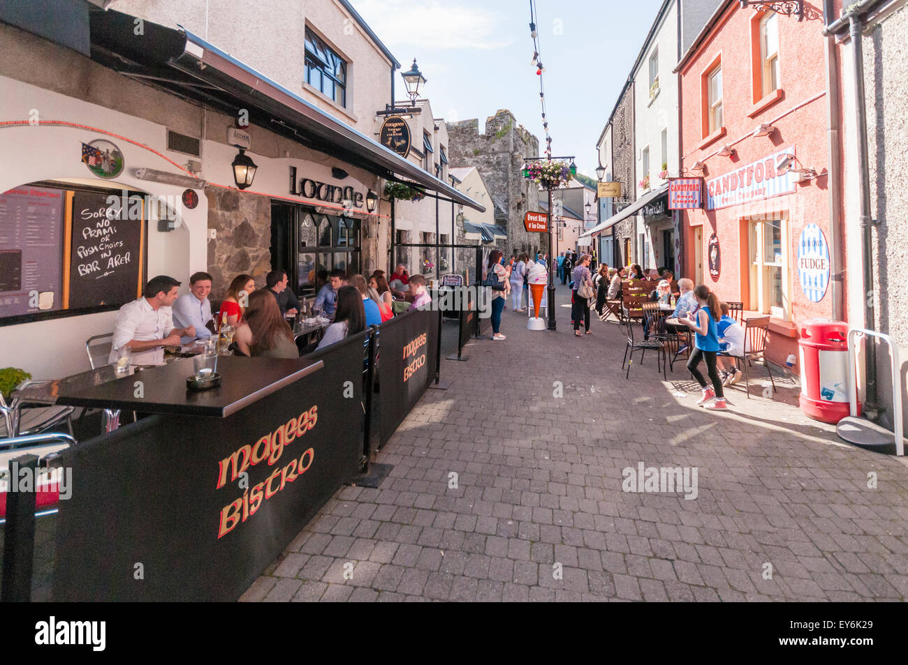 Besucher genießen das Essen und trinken in Carlingford, Irland Stockfoto