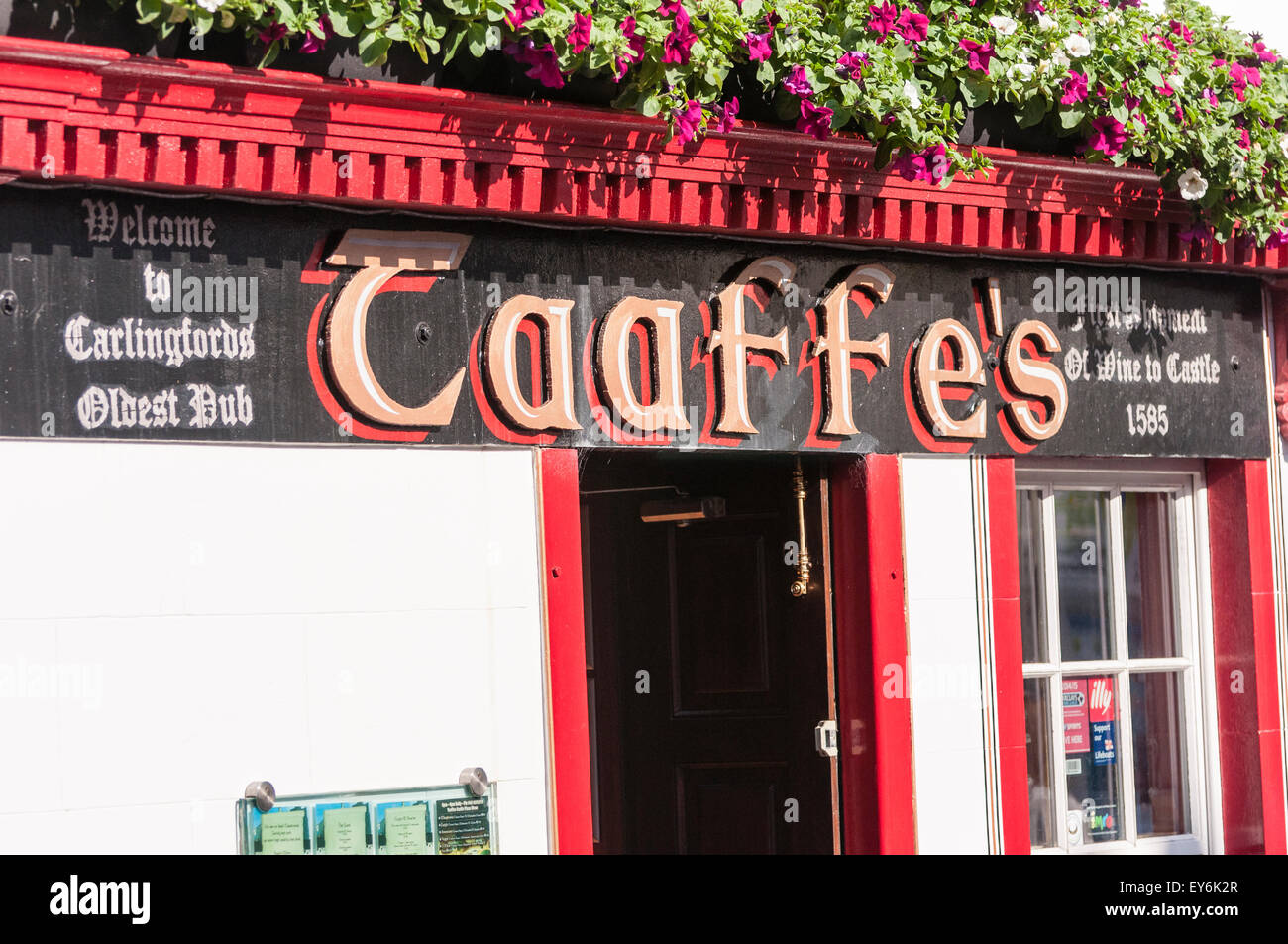 Melden Sie für Taaffes Burg, das älteste Pub in Carlingford, Irland Stockfoto