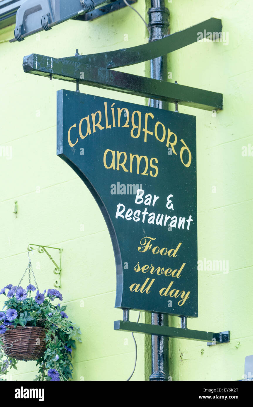 Melden Sie Carlingford Arms Pub Bar und Restaurant, Irland Stockfoto