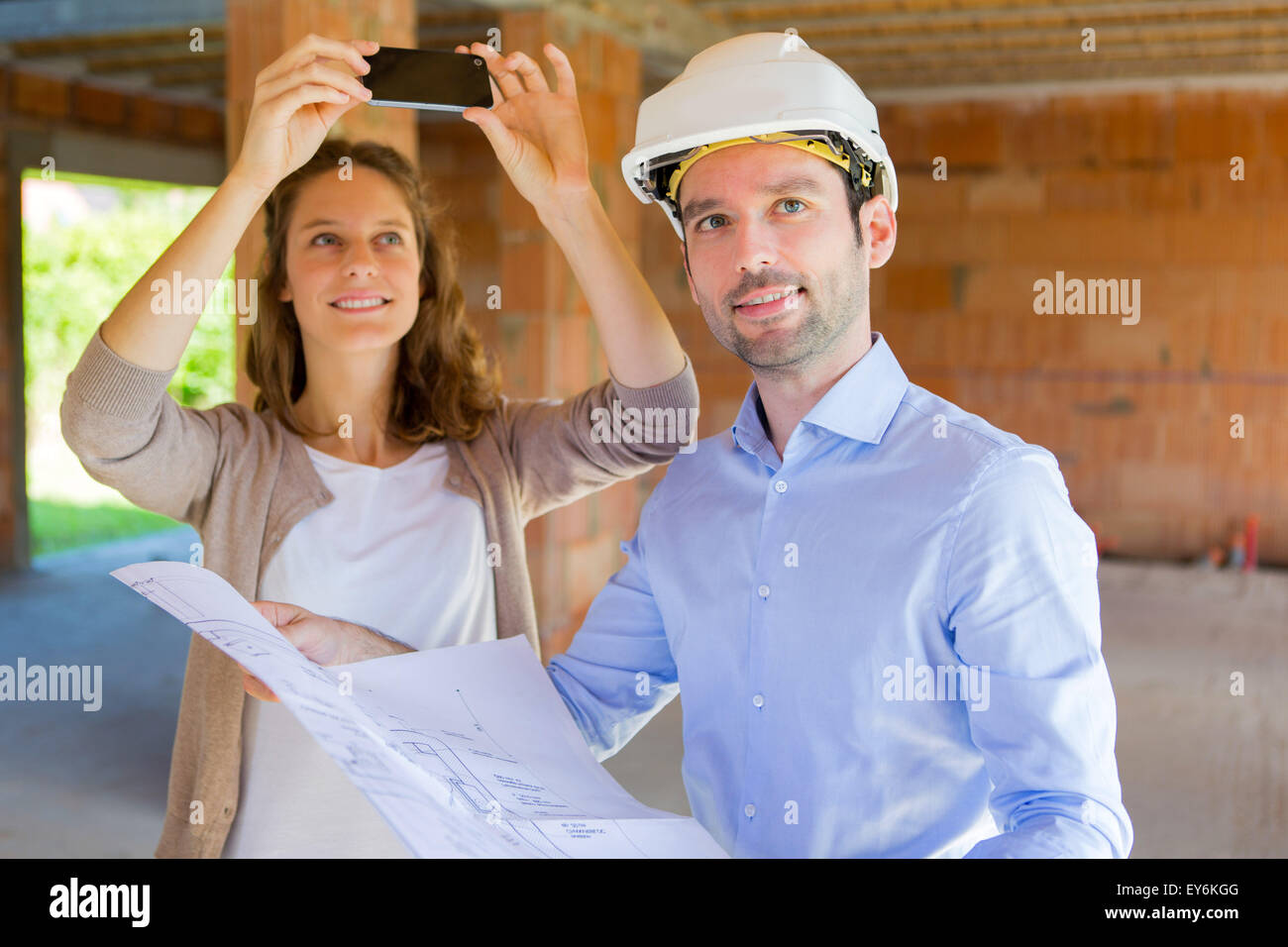 Blick auf eine junge Frau und Architekten auf der Baustelle Stockfoto