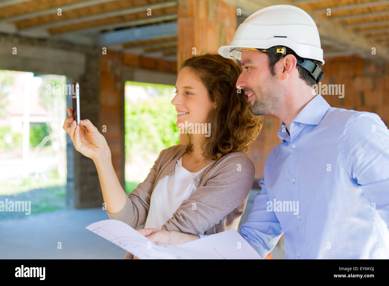 Blick auf eine junge Frau und Architekten auf der Baustelle Stockfoto