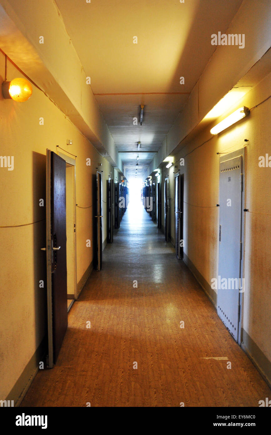 Stasi-Gefängnis-Korridor in der Gedenkstätte Berlin-Hohenschönhausen Stockfoto