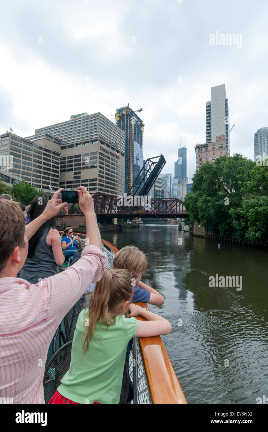 Touristen auf einem Chicago Architecture Foundation-Fluss Kreuzfahrt auf dem Chicago River fotografieren die Kinzie Street Bridge. Stockfoto