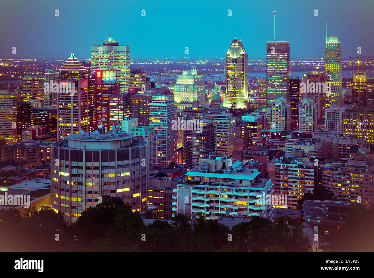 Die Innenstadt von Montreal in der Abenddämmerung von Mount Royal Park. Quebec, Kanada. Stockfoto