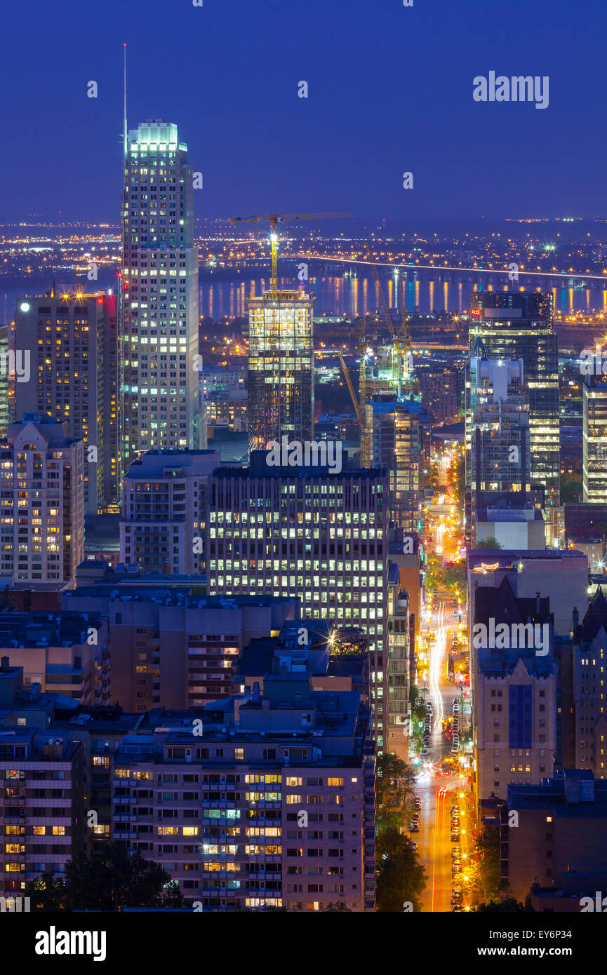 Die Innenstadt von Montreal in der Abenddämmerung von Mount Royal Park. Quebec, Kanada. Stockfoto