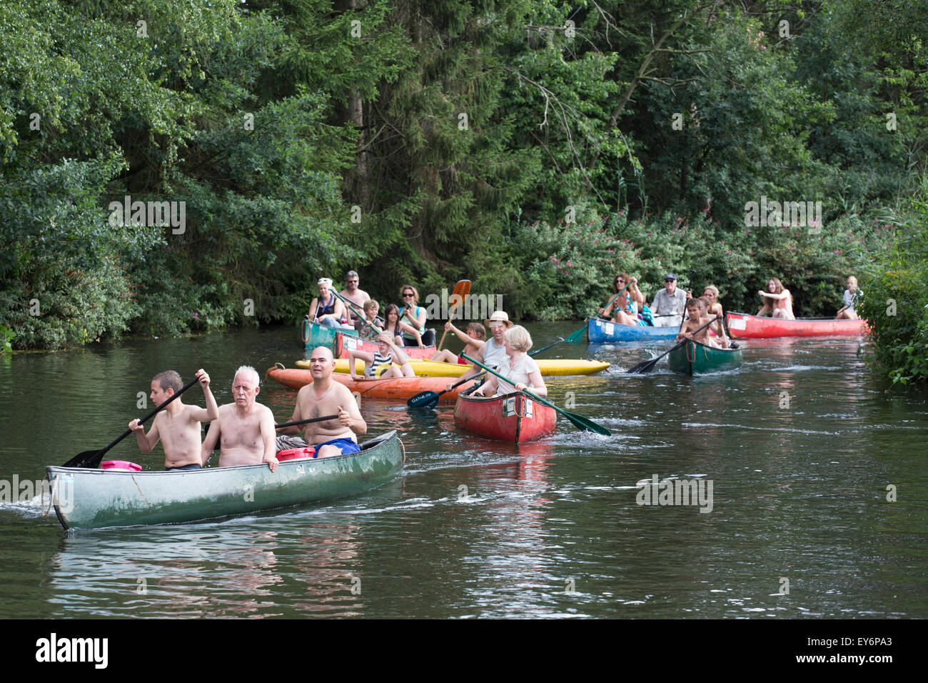 Kanu-Touristen vorbei am Fluss "Dommel" in den Niederlanden Stockfoto