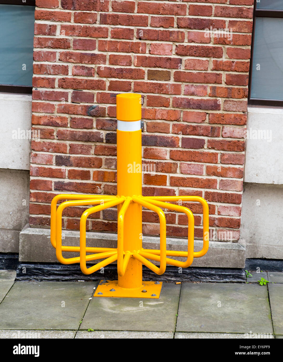 Gelbe Post für Fahrradkeller Stockfoto