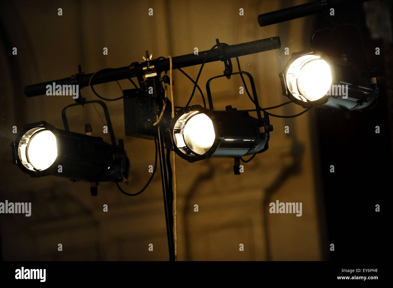 Drei schwarze Scheinwerfer eingeschaltet während einer Veranstaltung Stockfoto