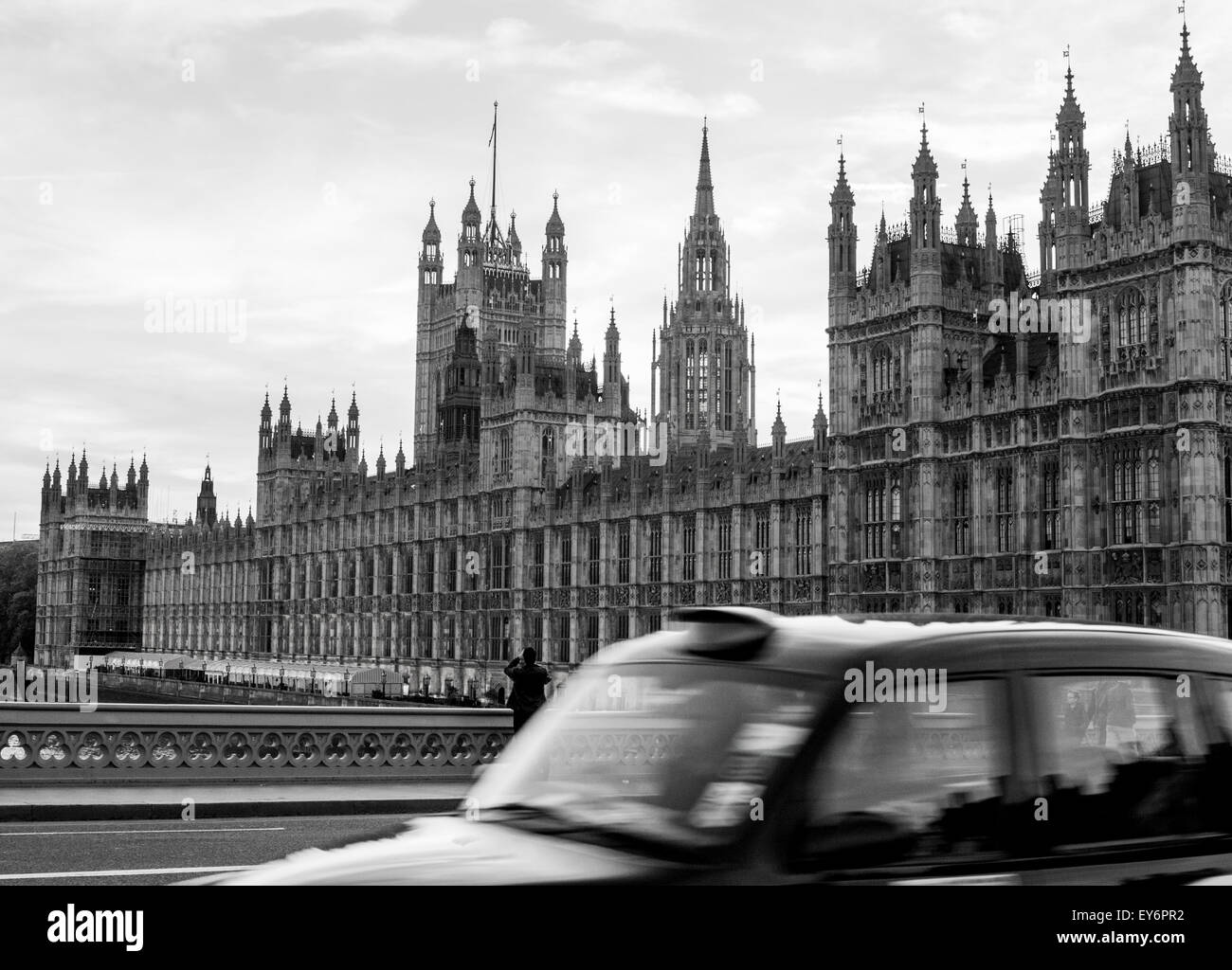 Black Taxi Cab vorbei an den Houses of Parliament. Stockfoto