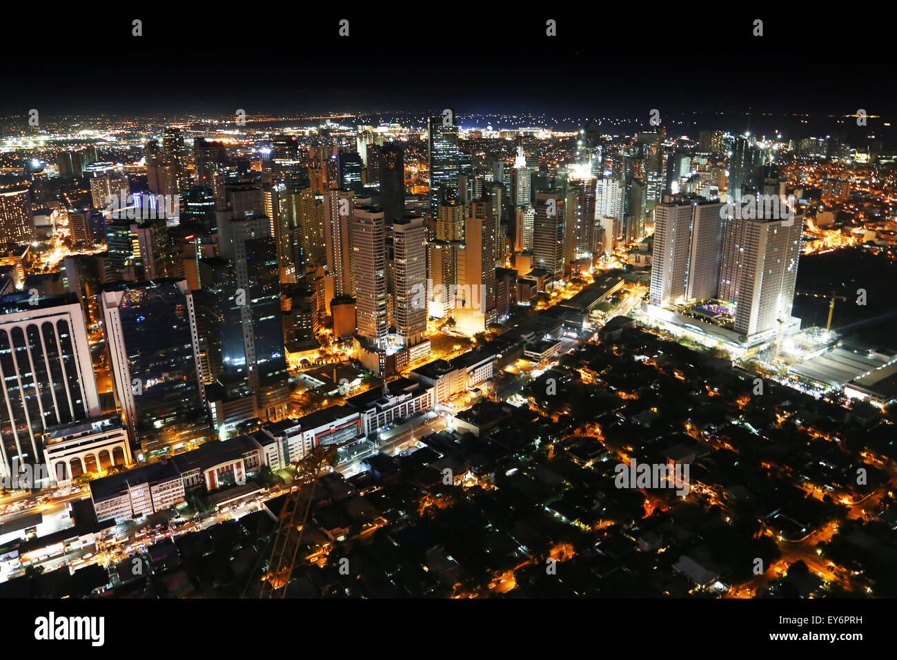 Die Lichter der Stadt auf die Skyline von Makati, Metro Manila, Philippinen in Südostasien. Stockfoto