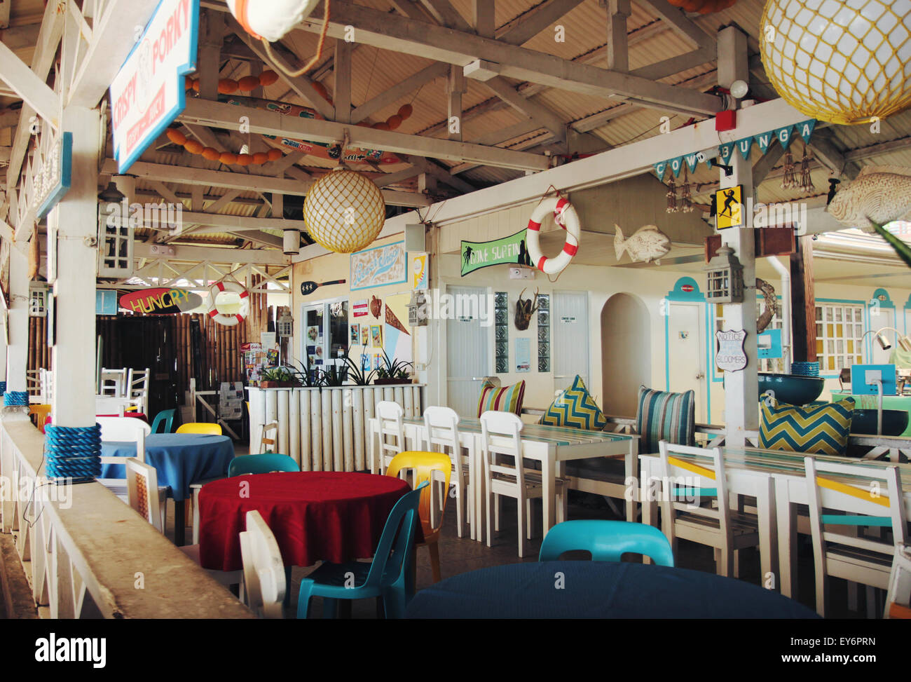 Ein Strand-Restaurant für Touristen, Reisende, Backpackers und Surfer am Sabang Beach in Baler, Philippinen. Stockfoto