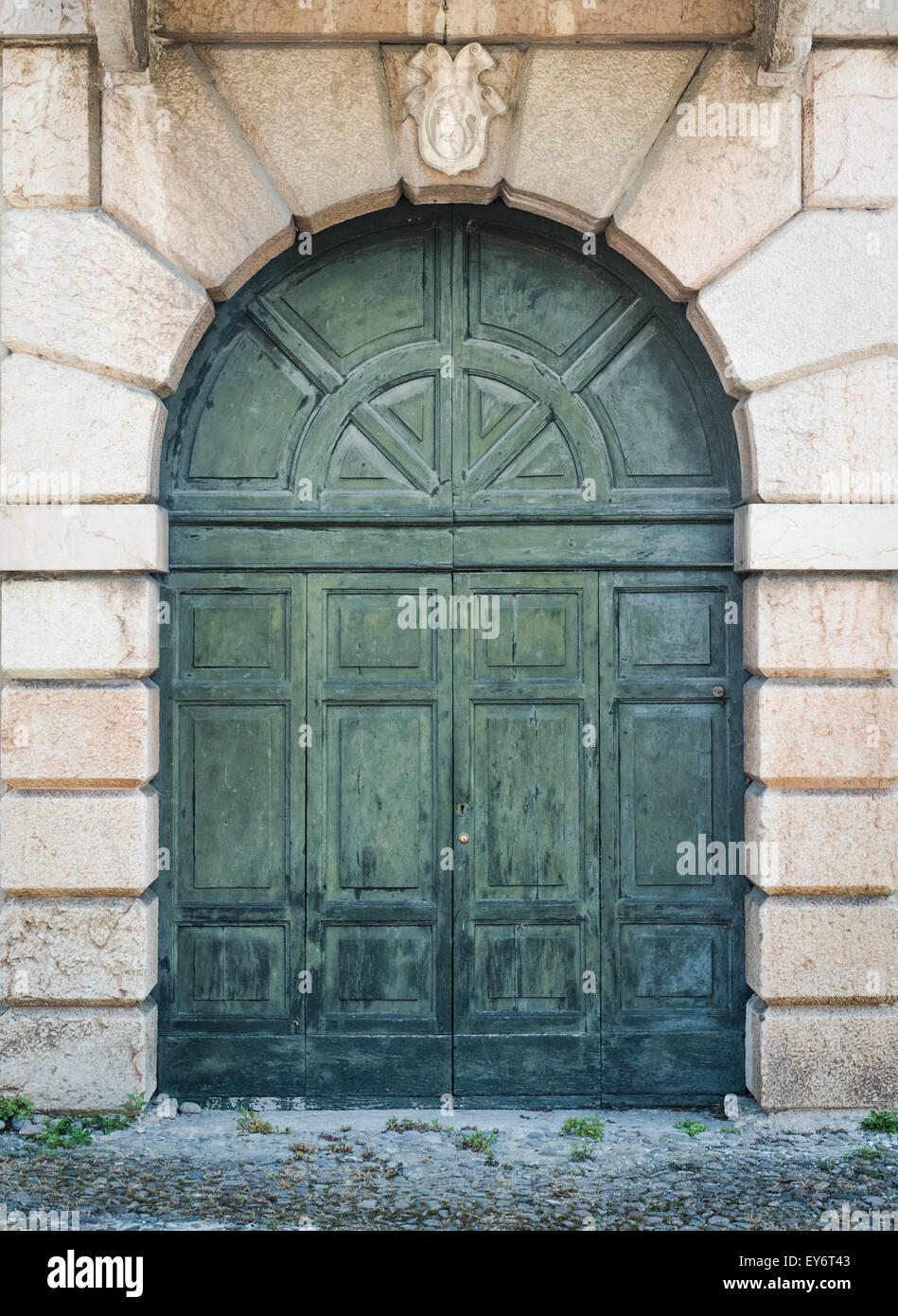 geschnitzte hölzerne Portal eines italienischen Palazzos Stockfoto