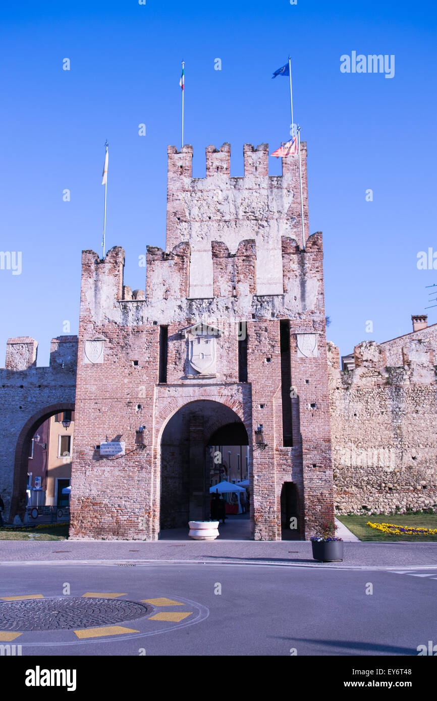 Alten Gateway Soave, befestigte Stadt in der Provinz von Verona, bekannt für den gleichnamigen Weißwein. Stockfoto