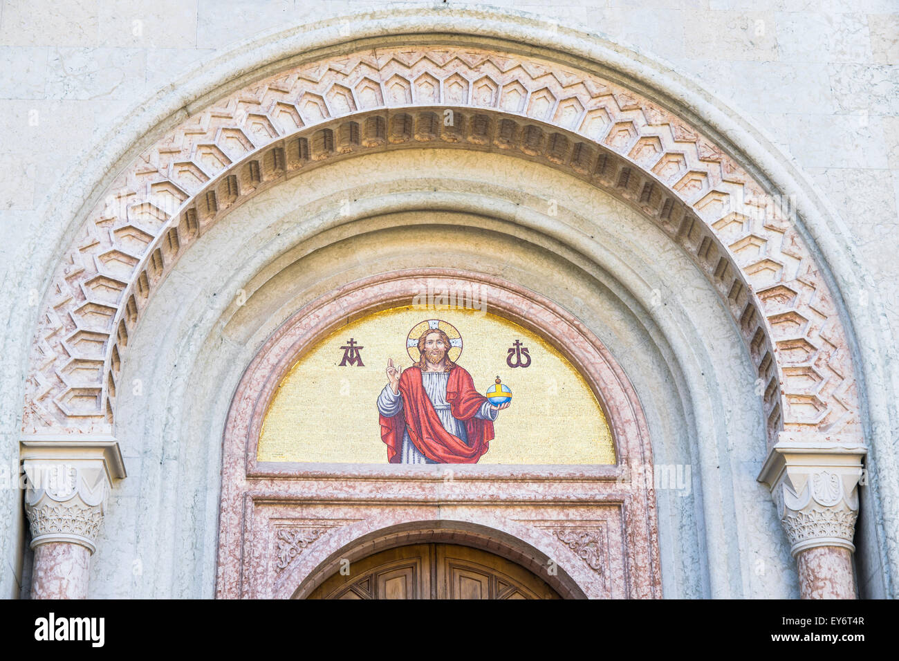 Gottes Bildmosaik über dem Eingang einer alten Kirche. Stockfoto