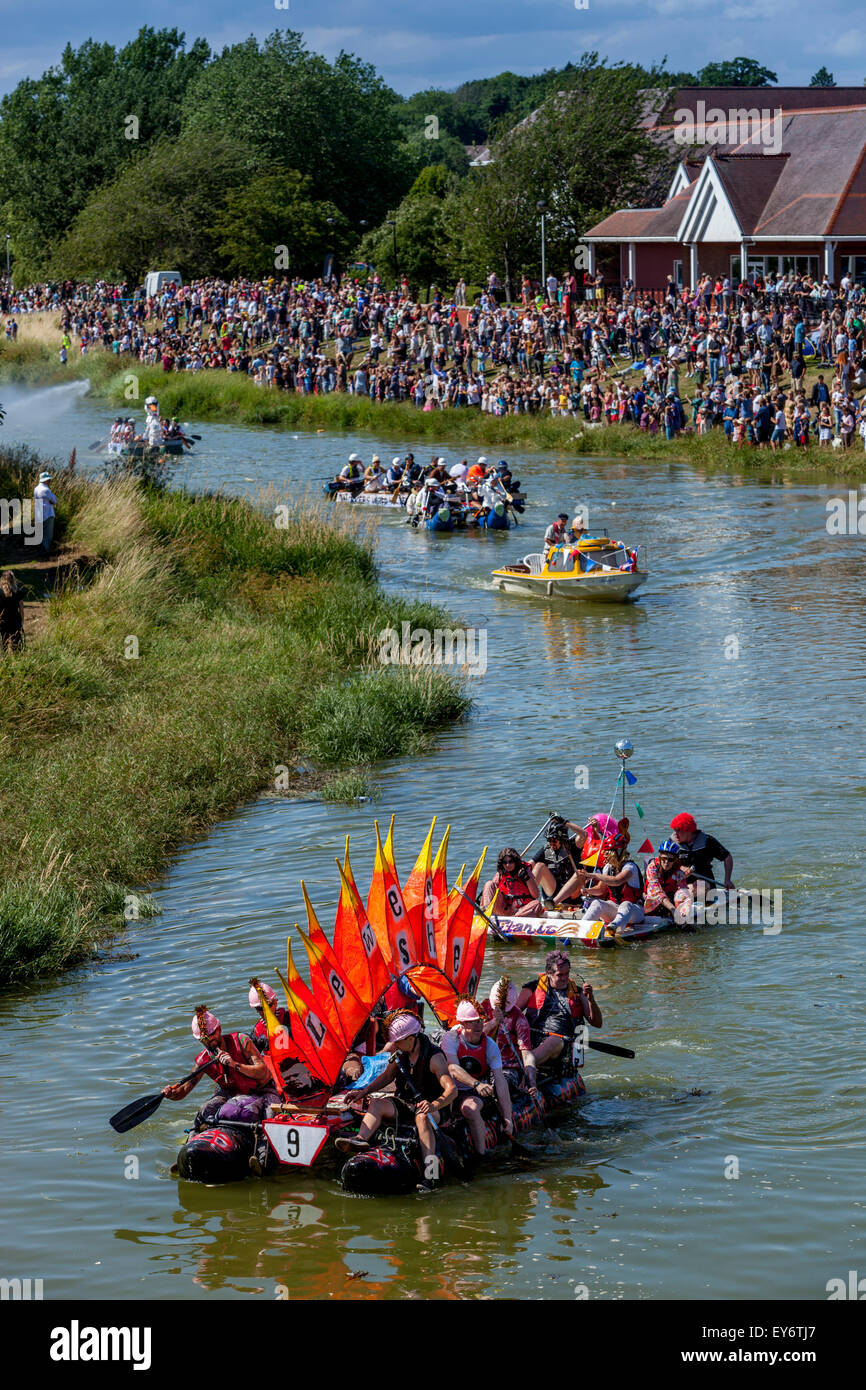 Das jährliche Floß-Rennen statt, auf dem Fluss Ouse, Lewes, Sussex, UK Stockfoto