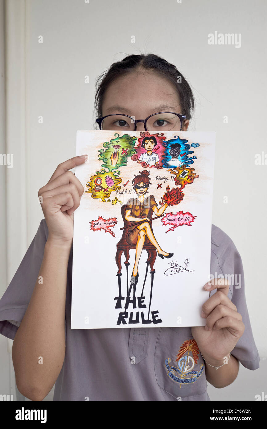 Regeln und Vorschriften. Humorvoll Bild von ein junges Mädchen die Kunst ihrer Empörung an den Schulen drakonische Vorschriften zum Ausdruck zu bringen. Stockfoto