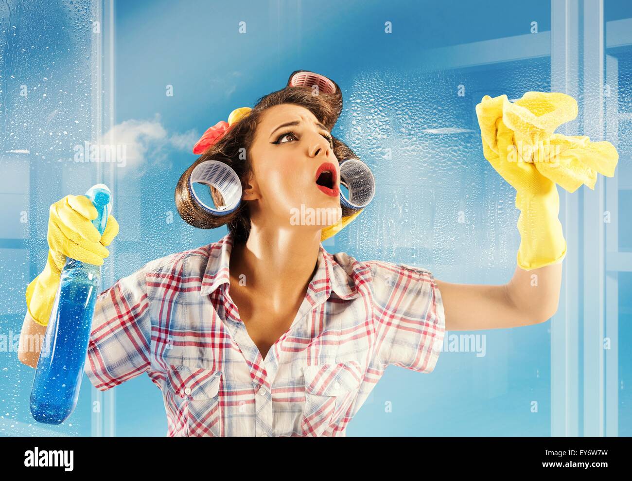 Hausfrau sauberes Glas Stockfoto