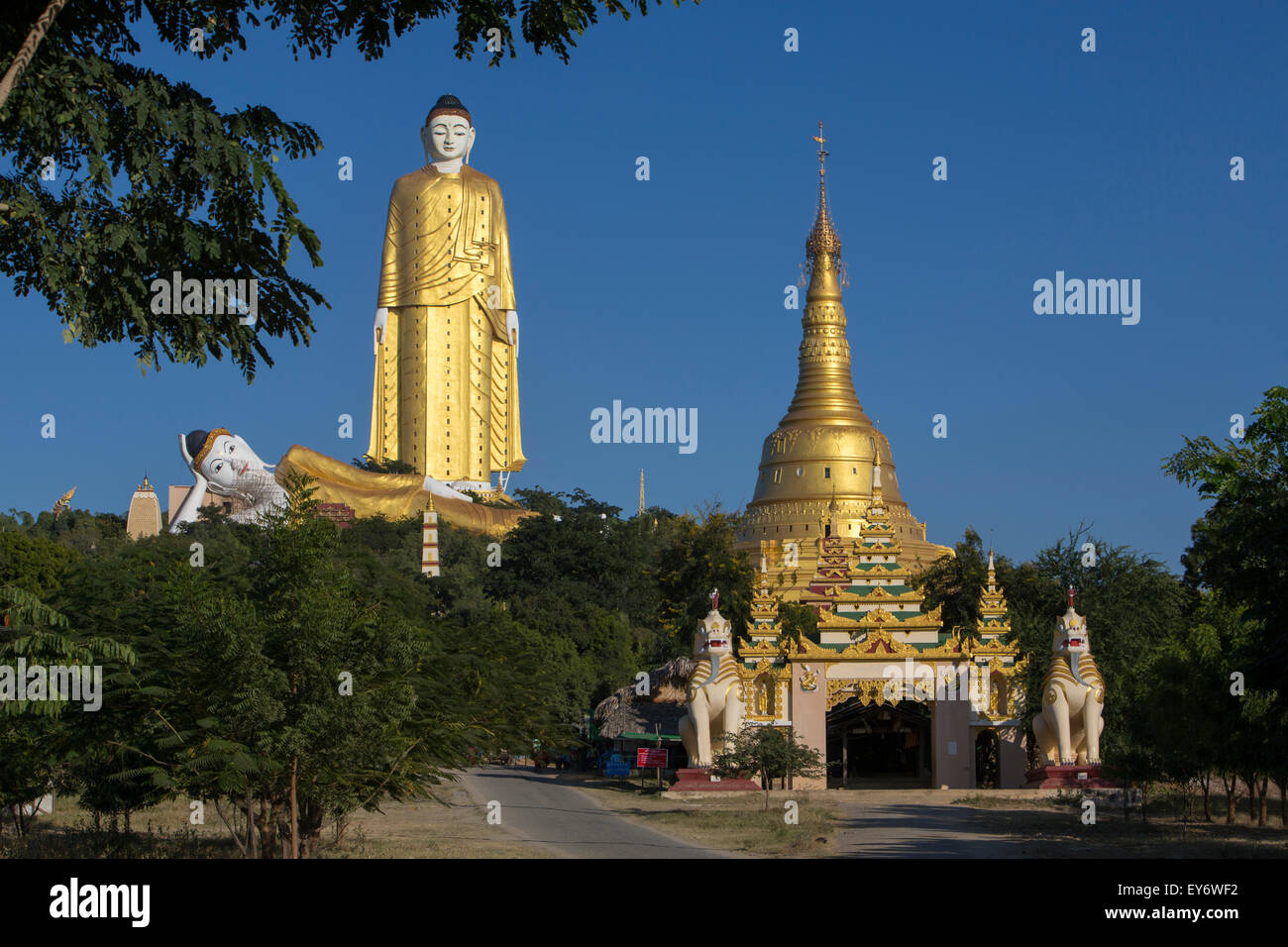 Bodhi Tahtaung Pagode, die größte stehende und liegende Buddha in der Welt, caused Stockfoto