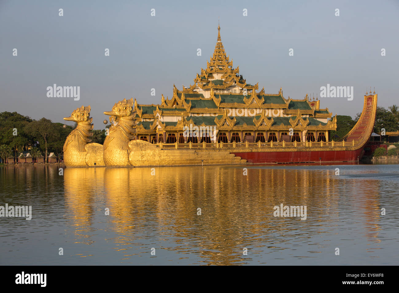 Drachenboot Karaweik Palace auf Kandaw Gyi See, Yangon, Myanmar Stockfoto