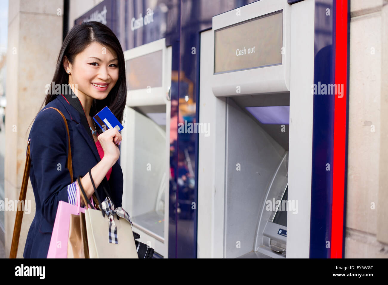 junge Chinesin an der CashMaschine Stockfotografie Alamy