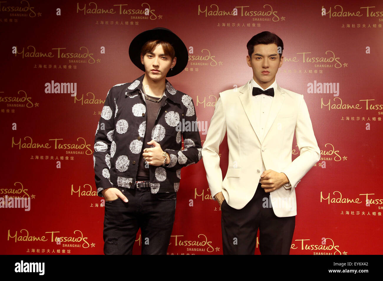 Shanghai, China. 22. Juli 2015. Schauspieler Kris Wu (L) posiert für Fotos mit seinen lebensgroße Wachsfigur während einer Enthüllung bei Madame Tussauds in Shanghai, Ost-China, 22. Juli 2015. © Liu Ying/Xinhua/Alamy Live-Nachrichten Stockfoto