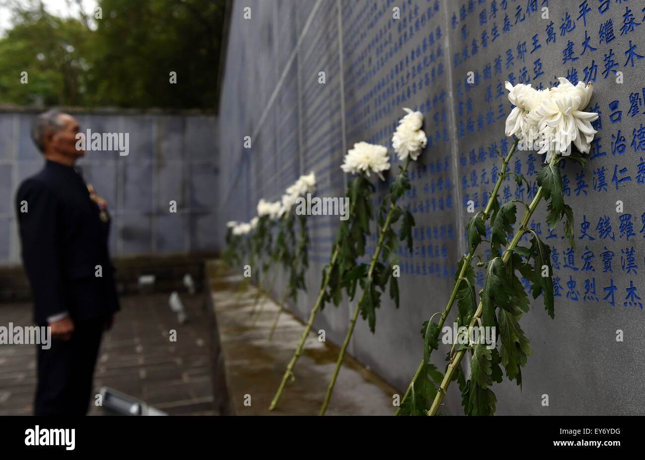 Tengchong, chinesischen Provinz Yunnan. 21. Juli 2015. Lu Caiwen, 90 Jahre Alter Veteran, trauert um seinen toten Kameraden des chinesischen Expeditionskorps gestorben beim Kampf gegen die japanische Armee im zweiten Weltkrieg in Myanmar, in einen Märtyrer Friedhof in Tengchong, einer Grenzstadt im Südwesten der chinesischen Provinz Yunnan, 21. Juli 2015. Der Friedhof entstand 1945 verstorbene Soldaten des chinesischen Expeditionskorps zu Ehren, die Tengchong von japanischen Truppen zurückerobert. © Lin Yiguang/Xinhua/Alamy Live-Nachrichten Stockfoto