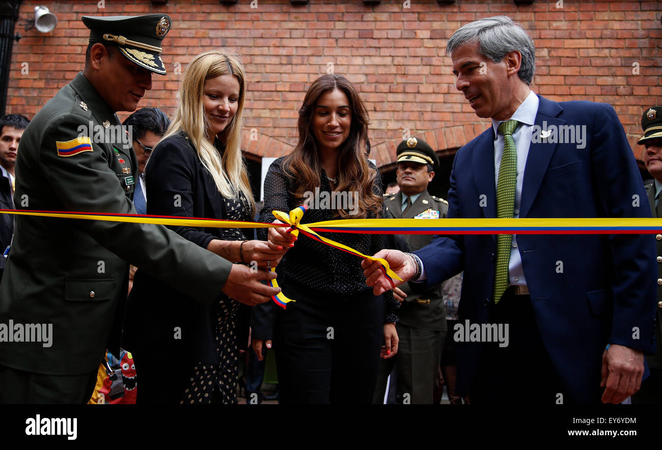 Bogota, Kolumbien. 22. Juli 2015. Besuchen Sie kolumbianischen Minister für Justice Yesid Reyes (R), und der Direktor des nationalen Zuchthaus und Gefängnis Institut (INPEC), Jorge Luis Ramirez (L), die Einweihung des "Casa Libertad" (Freedom House), in Bogota, Kolumbien, am 22. Juli 2015. "Casa Libertad", eine Initiative der internen Theater Stiftung, das Ministerium der Justiz und der INPEC ist ein Raum für die Aufmerksamkeit der kolumbianischen Gefängnisinsassen, die Gefängnisse, hinterlassen hat laut Lokalpresse. © Mauricio Alvarado/COLPRENSA/Xinhua/Alamy Live-Nachrichten Stockfoto