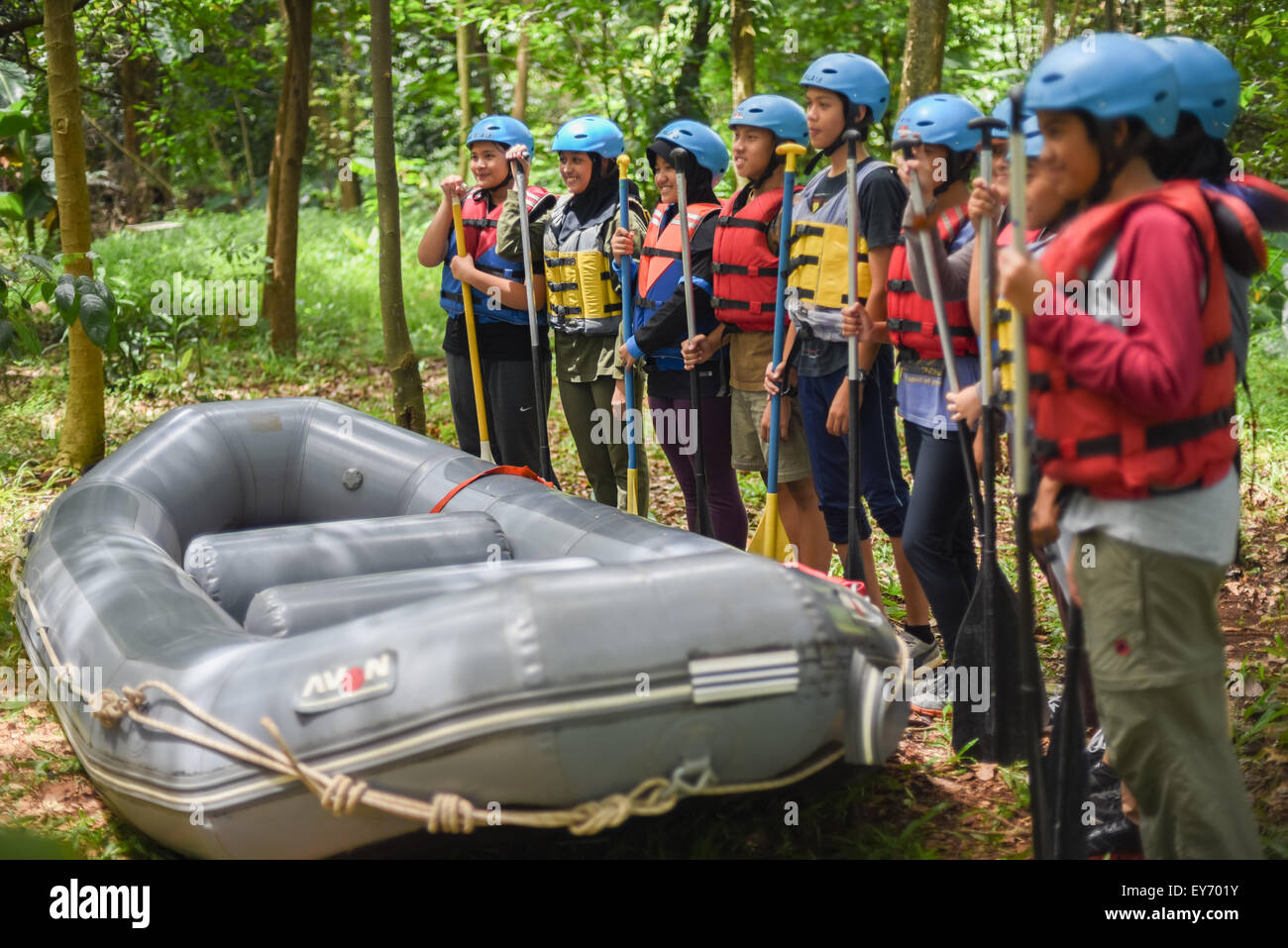Jugendliche vorzubereiten für Wildwasser-rafting Ausbildung. Stockfoto