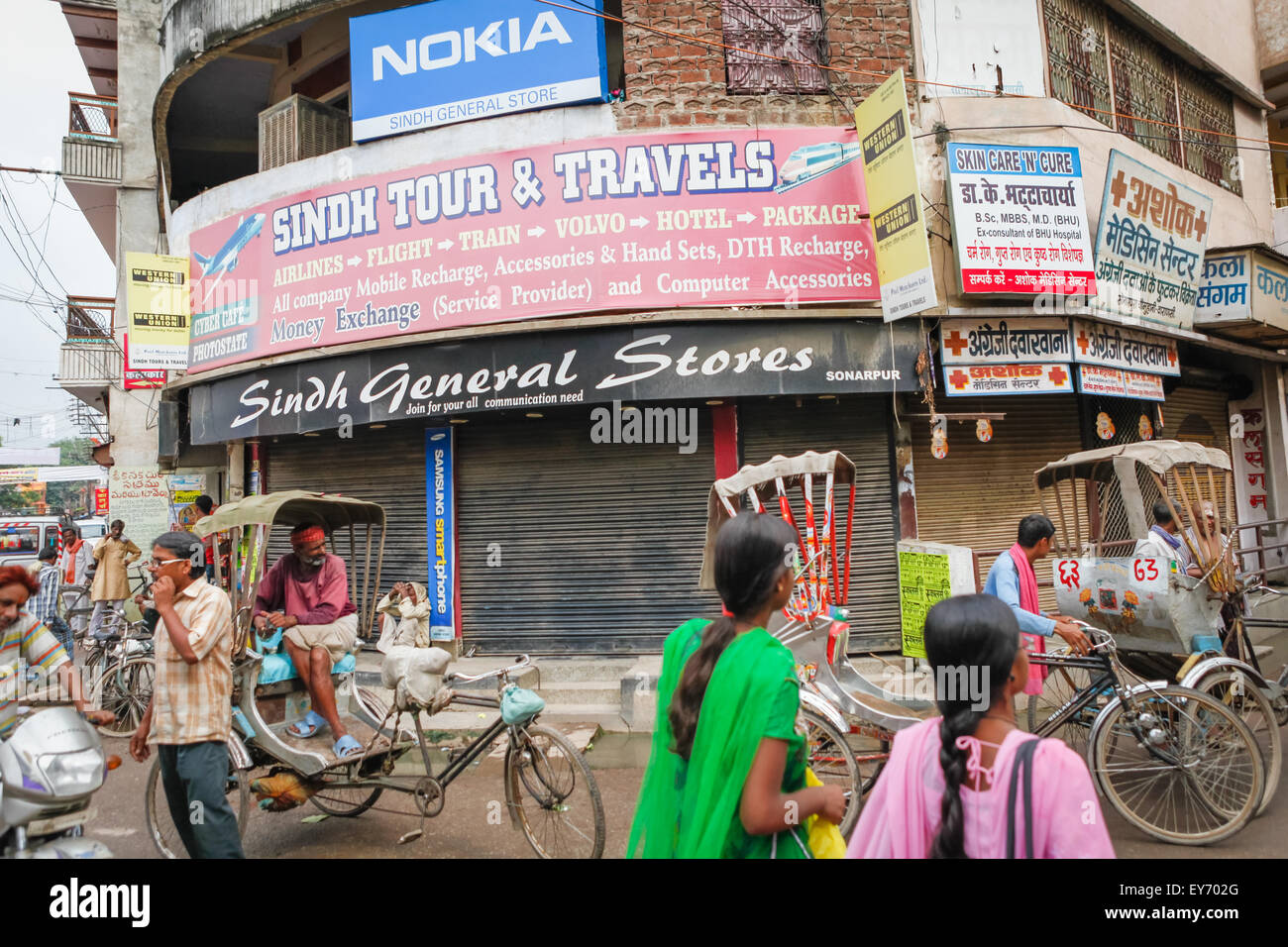 Eine Straße-Kreuzung in Varanasi, Indien. Stockfoto