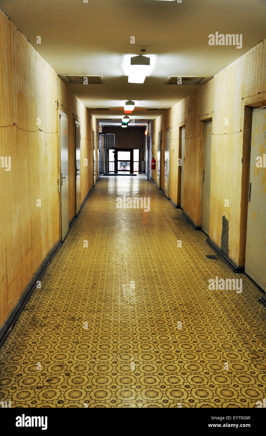 Stasi-Gefängnis-Korridor in der Gedenkstätte Berlin-Hohenschönhausen Stockfoto