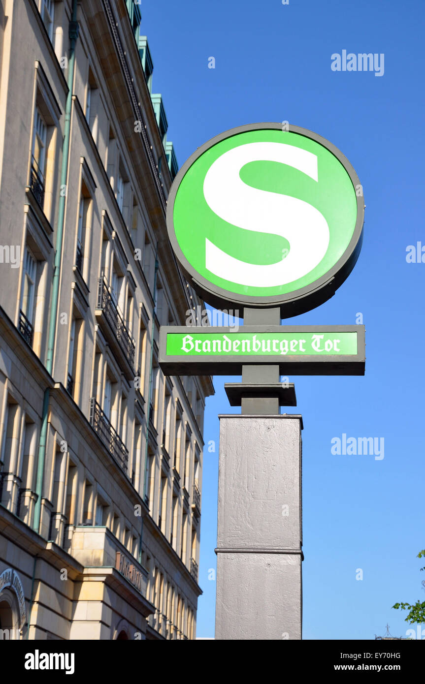 Brandenburger Tor S-Bahn-Zeichen auf der Straße in Berlin an einem sonnigen Tag Stockfoto